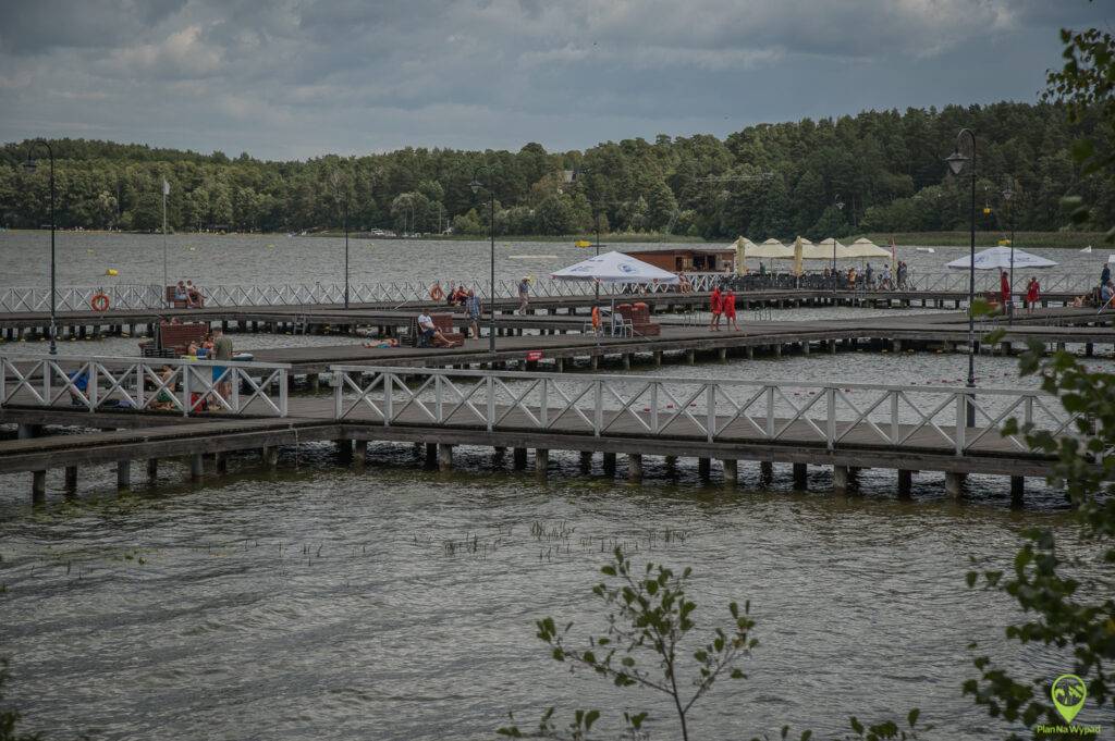 Augustów atrakcje na molo nad jeziorem Necko