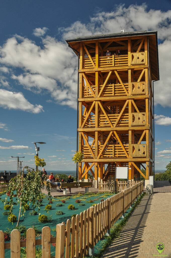 wieża widokowa w Dąbrówce Szczepanowskiej, widok na drewnianą konstrukcję