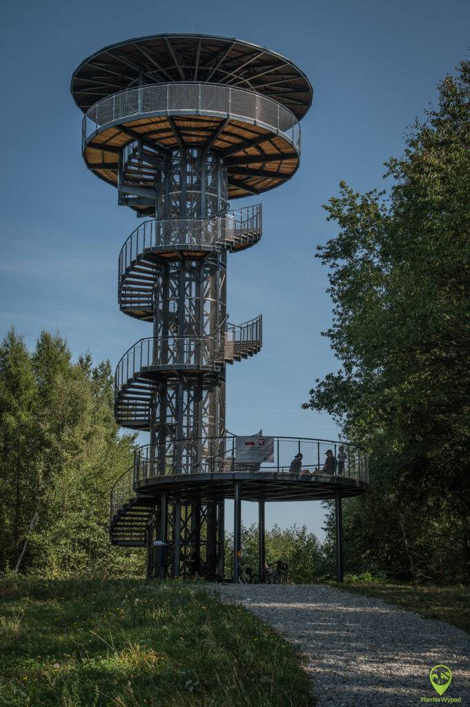 Wieża widokowa w Moszczenicy, widok na spiralną konstrukcję