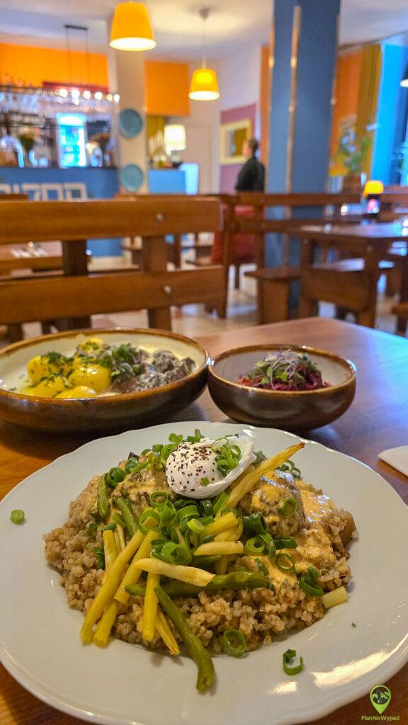 Danie kuchni żydowskiej w restauracji Imber Łódź.