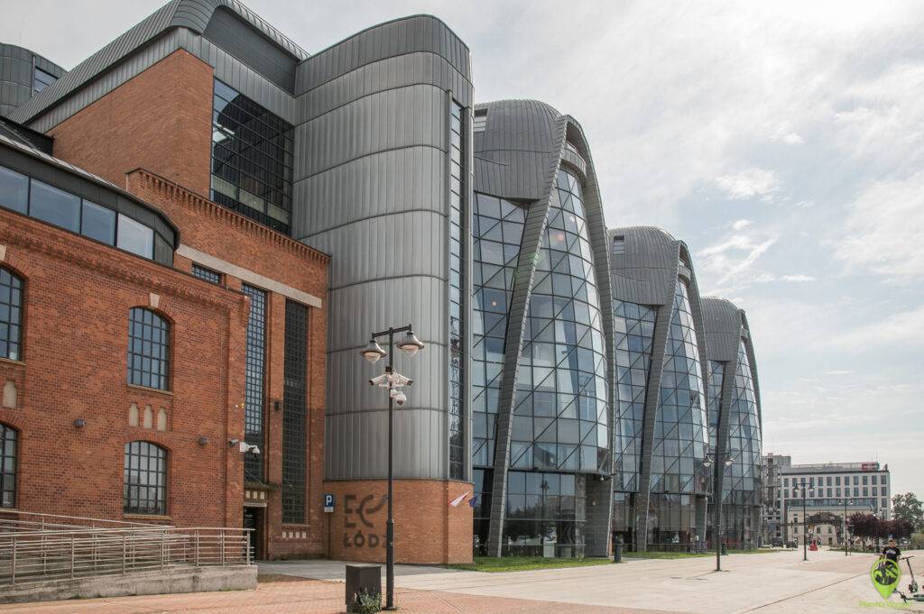 Nowoczesne, przeszklone wejście do Centrum Nauki i Techniki EC1, połączone z historyczną, industrialną elewacją dawnej elektrowni Łódź.