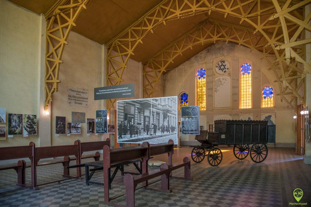 XIX-wieczny, zabytkowy czarny karawan konny stojący w centrum historycznego wnętrza domu przedpogrzebowego - cmentarz żydowski Łódź.