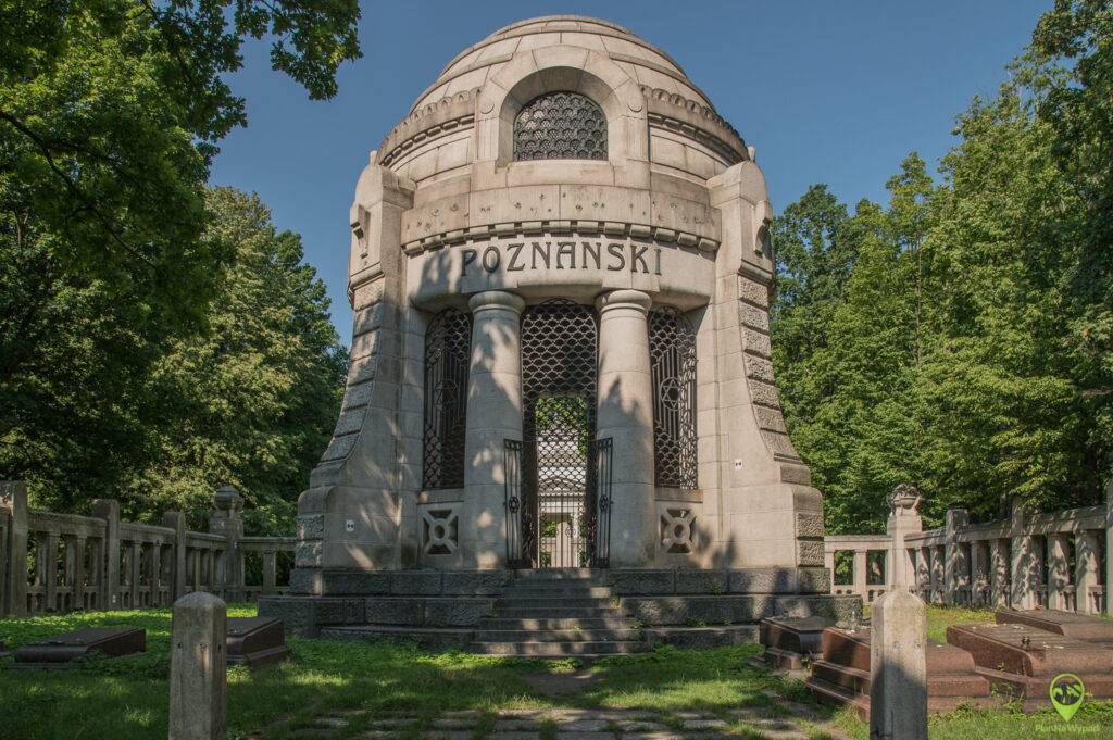 Monumentalne, marmurowe Mauzoleum Izraela Poznańskiego Łódź z mozaikową kopułą.