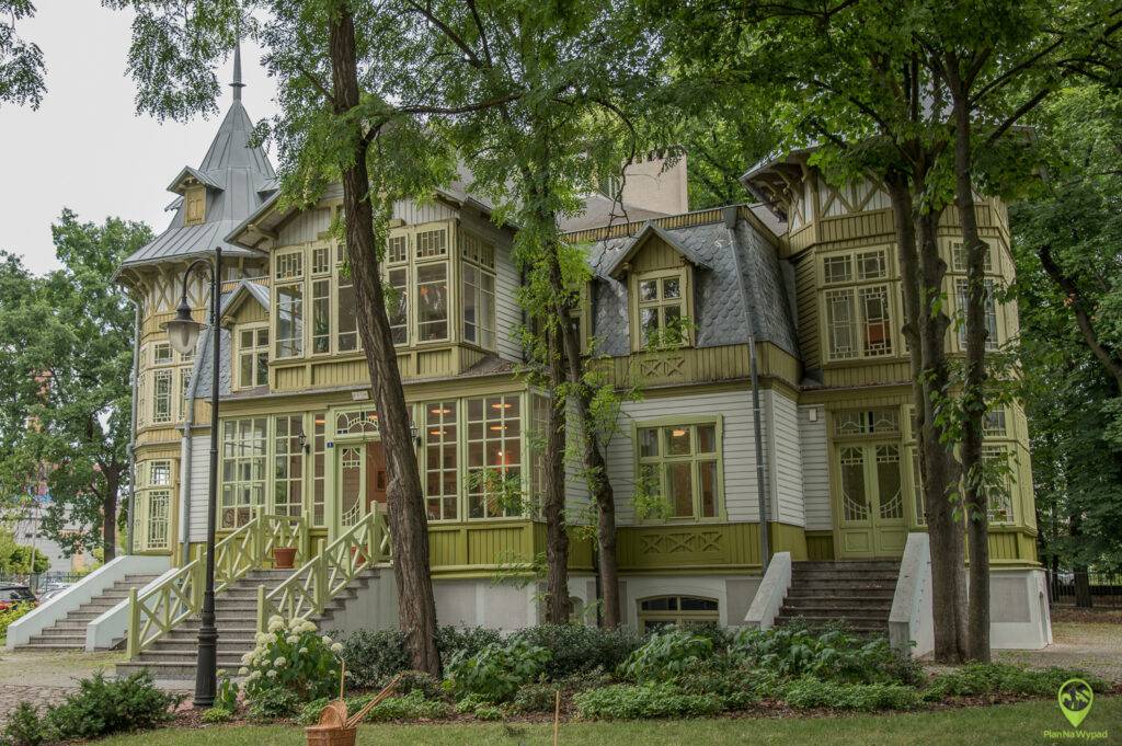 Zabytkowa, drewniana willa letniskowa z rozległym ogrodem i ukwieconym patio w sercu skansenu Łódzki Park Kultury Miejskiej.