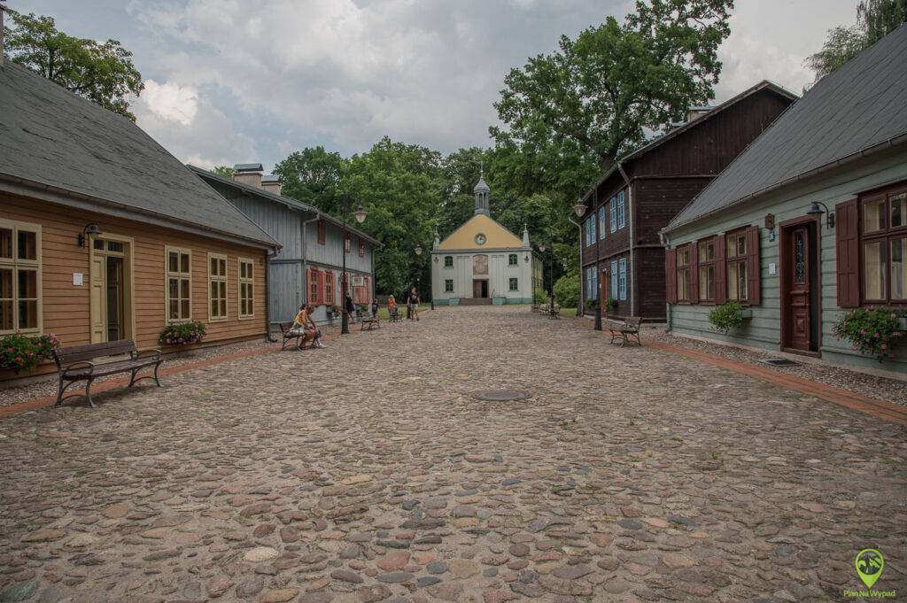 Łódzki Park Kultury Miejskiej Łódź -zbudowany z drewna, modrzewiowy kościół z ewangelicko-augsburskiej parafii z charakterystyczną wieżą, otoczony dojrzałymi drzewami.