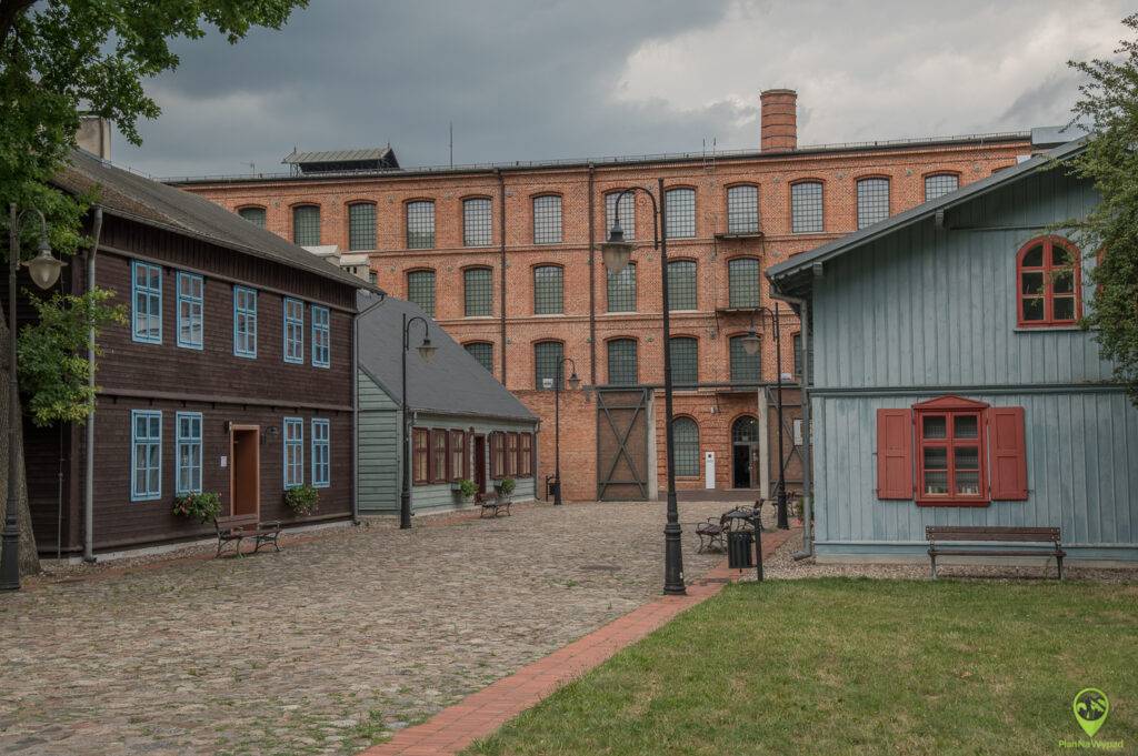Zabytkowy, drewniany dom rzemieślniczy na terenie Skansenu Łódzkiej Architektury Drewnianej tuż obok Białej Fabryki Łódź.