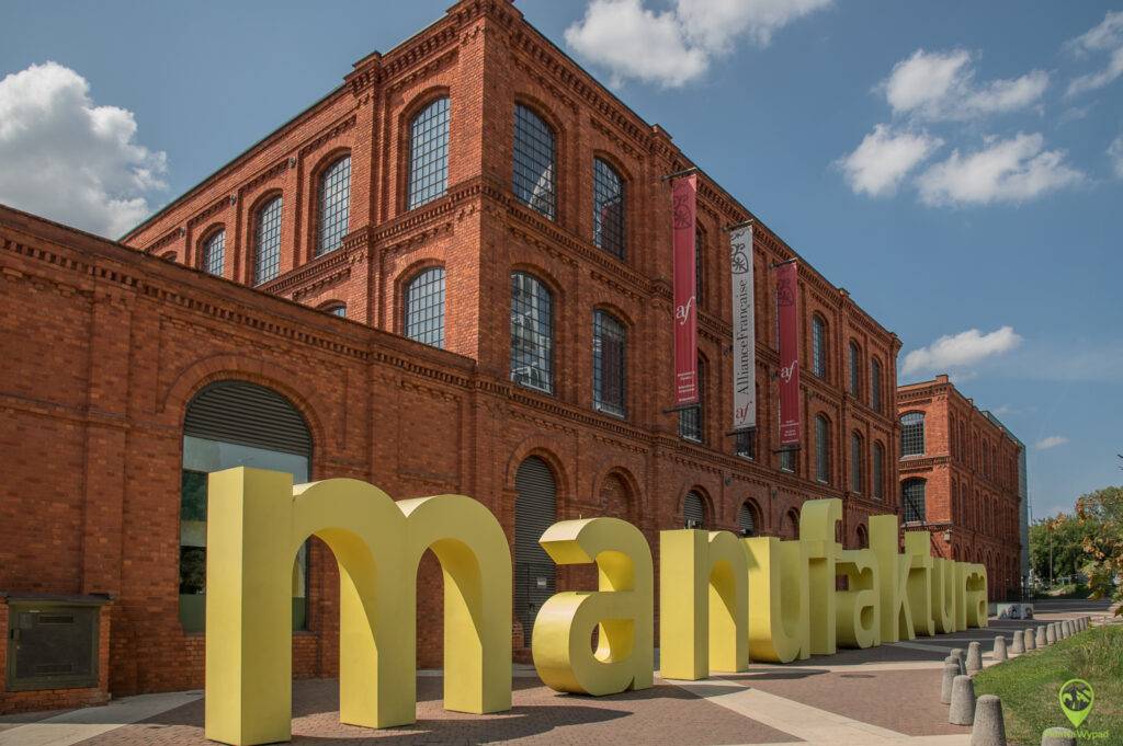 Duży, trójwymiarowy napis „Manufaktura” Łódź stojący na głównym rynku kompleksu, stanowiący popularne miejsce do pamiątkowych zdjęć