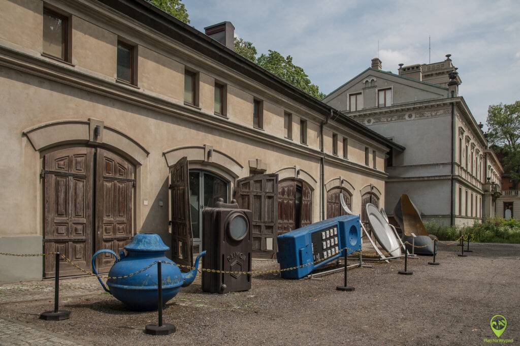 Plenerowa ekspozycja na dziedzińcu muzeum przedstawiająca charakterystyczną, dużą rekwizytową kulę/kapsułę z kultowego filmu „Seksmisja” - Muzeum Kinematografii Łódź.