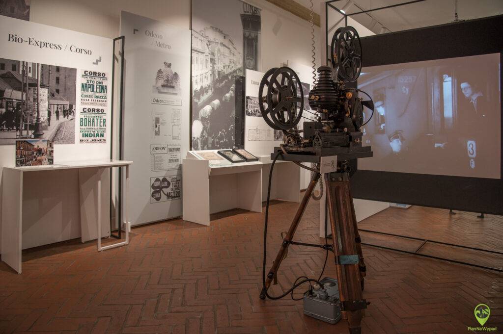 Nowoczesna, interaktywna wystawa muzealna prezentująca historię polskiego filmu, historyczne kamery i plakaty filmowe - Muzeum Kinematografii Łódź.