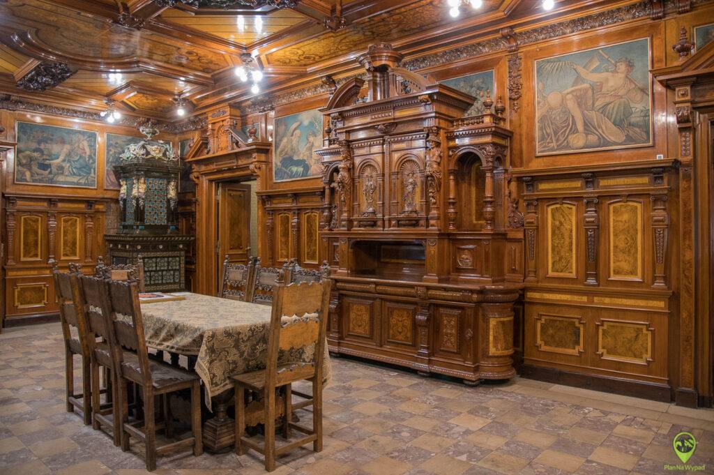Bogato zdobione, neorenesansowe wnętrze Pałacu Scheiblera z misternie rzeźbionym kominkiem, piecem kaflowym i sztukaterią na suficie - Muzeum Kinematografii Łódź.