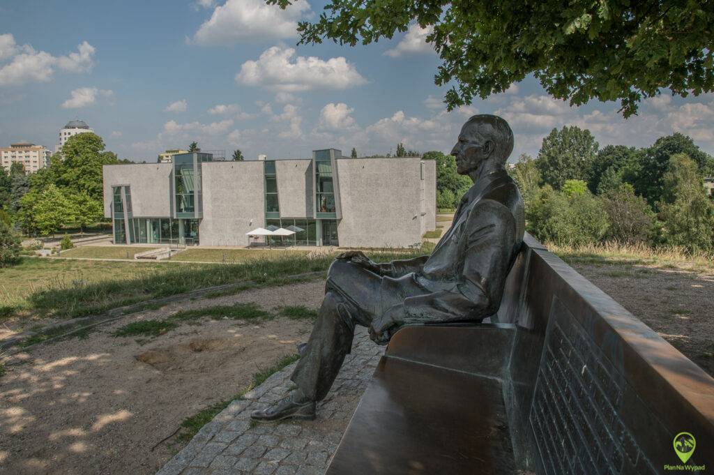Kopiec Pamięci z widokiem na panoramę Parku Ocalałych i Centrum Dialogu im. Marka Edelmana.