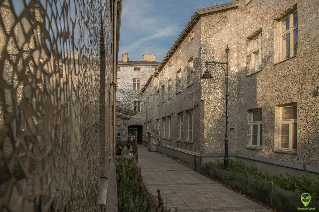 Słynne Pasaż Róży w Łodzi – ściany podwórka w całości pokryte mozaiką ze potłuczonych luster.