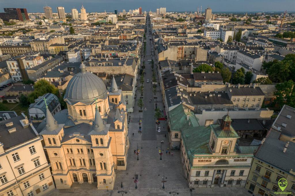 Widok z drona na ciągnący się deptak ulicy Piotrkowskiej w Łodzi.