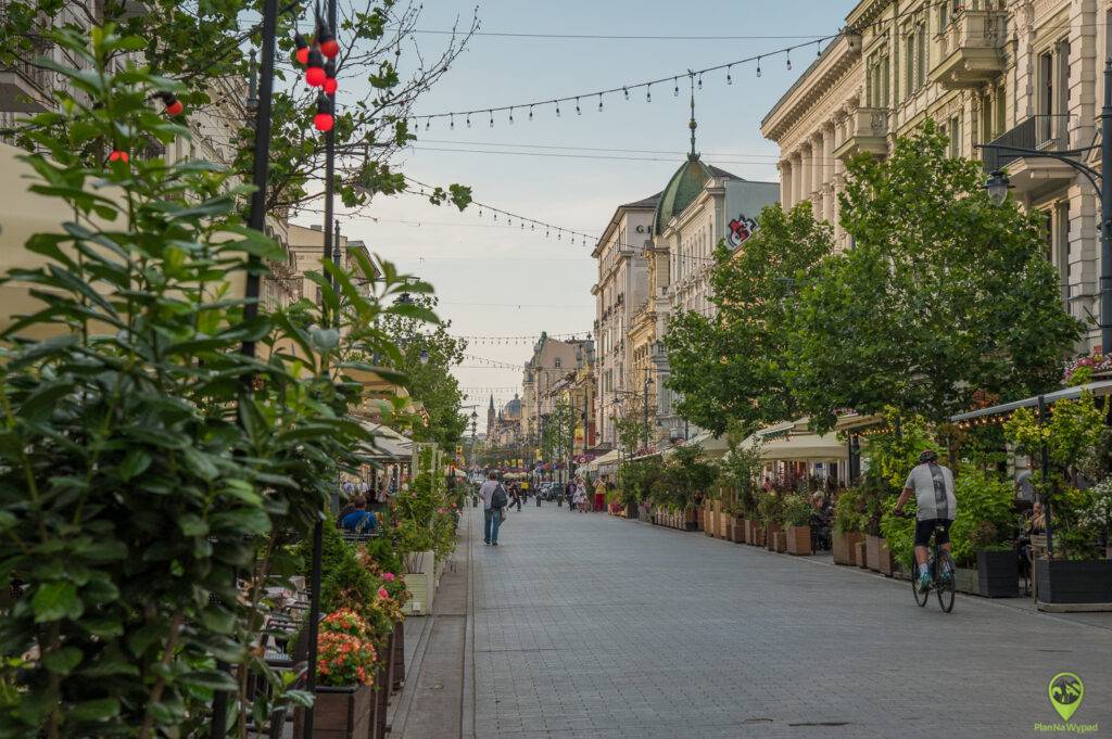 Ulica Piotrkowska Łódź z ogródkami restauracyjnymi.