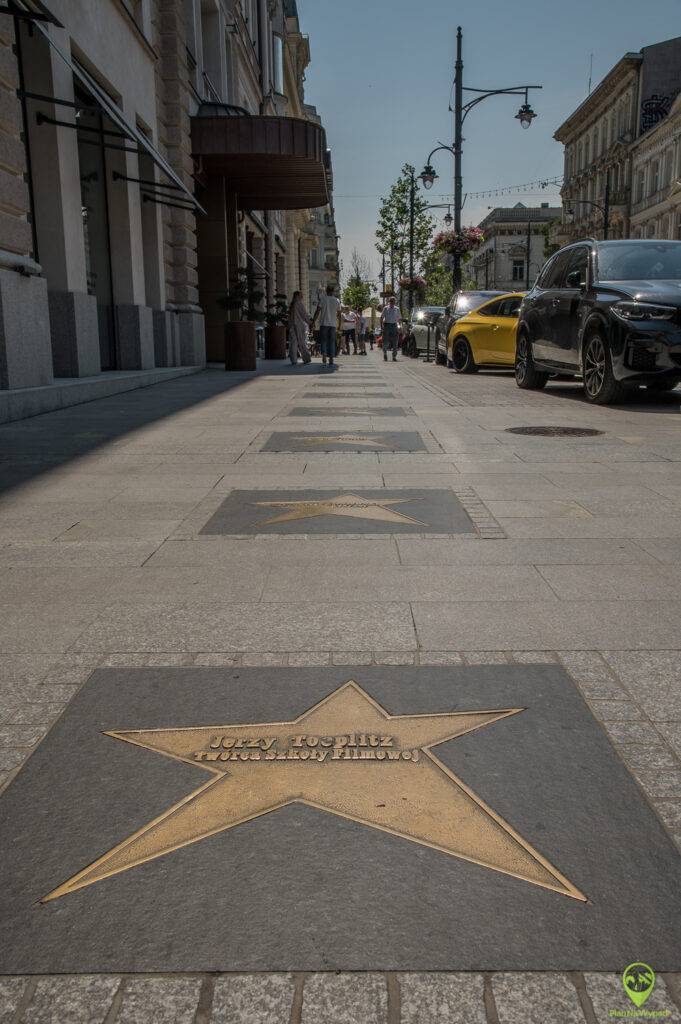 Mosiężne gwiazdy w łódzkiej Alei Gwiazd wbudowane w chodnik przy ulicy Piotrkowskiej.