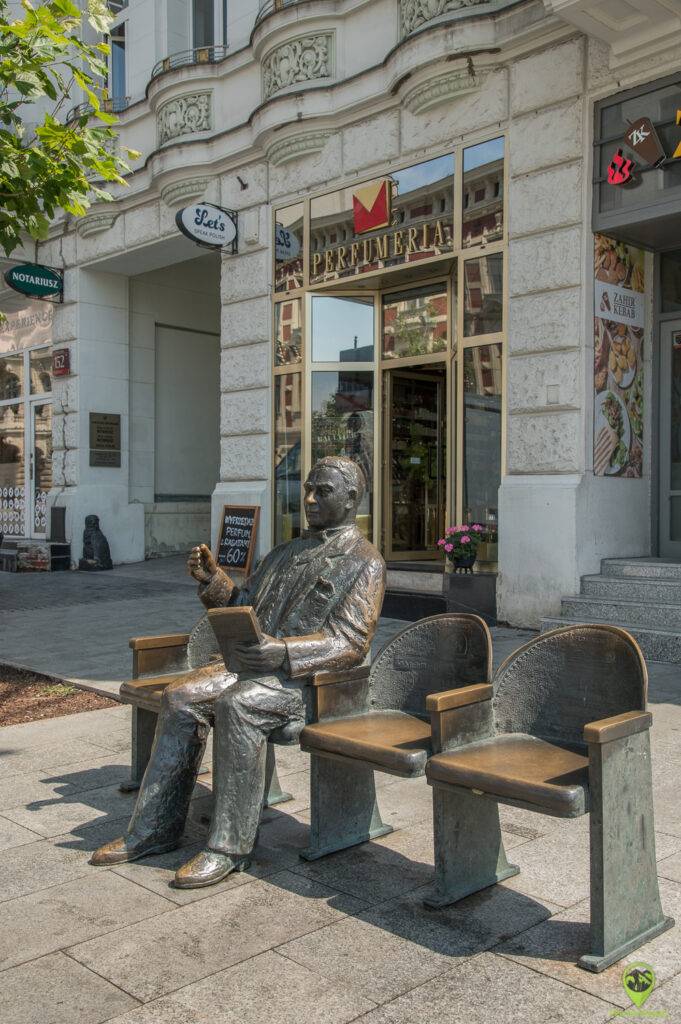 Ławeczka Oracza z teatralnymi fotelami na ulicy Piotrkowskiej w Łodzi.