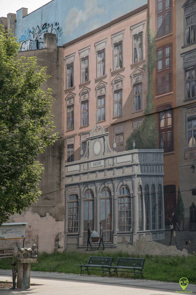 Wielkoformatowy mural na zabytkowej ścianie łódzkiej kamienicy.