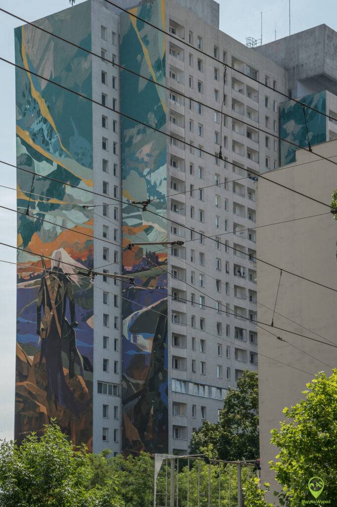 Mural Wiedźmin na bloku Łódzkiego Manhatanu.
