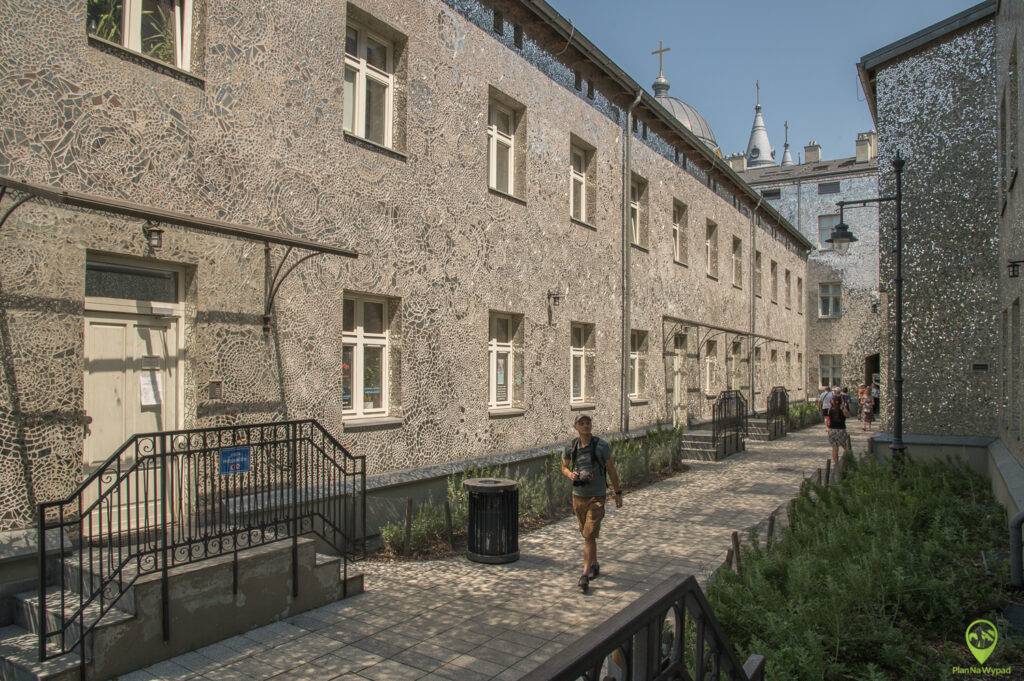 Zbliżenie na szklaną mozaikę odbijającą światło słoneczne w Pasażu Róży.