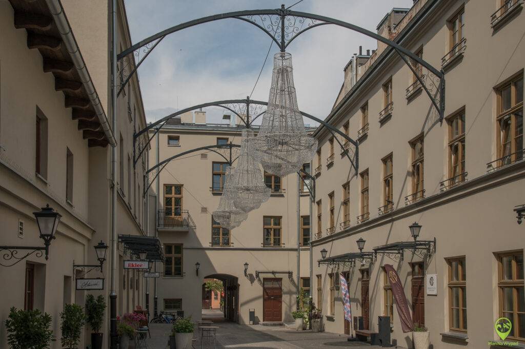 Łódzkie podwórko z wiszącymi kryształowymi żyrandolami.