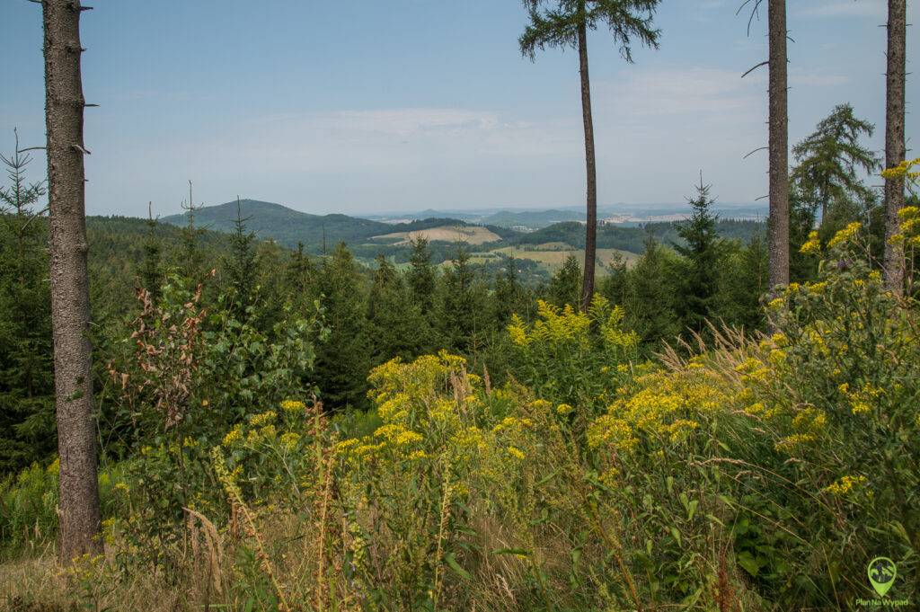 Widok na Krainę Wygasłych Wulkanów - szlak na Skopiec.