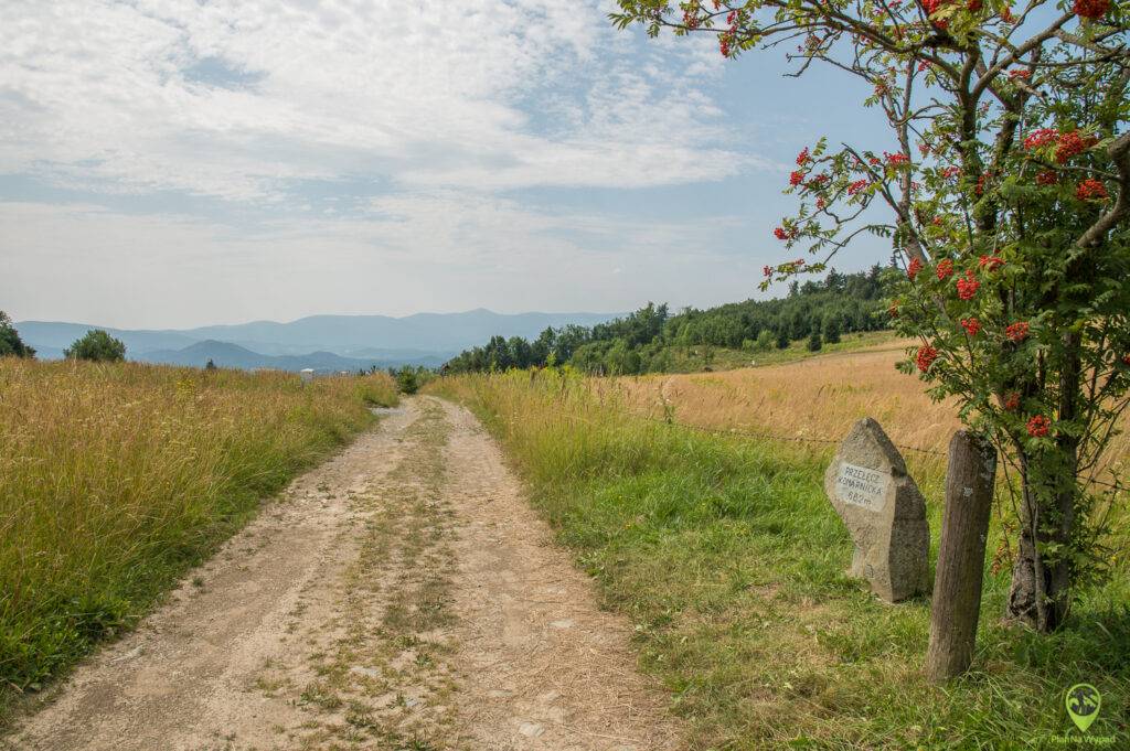 Widok z Przełęczy Komarnickiej na Karkonosze - szlak na Skopiec.
