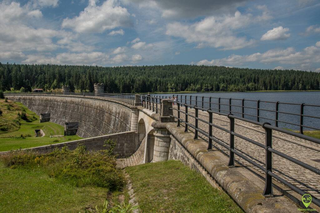 Zapora wodna nad jeziorem Bedřichov w Izerach.