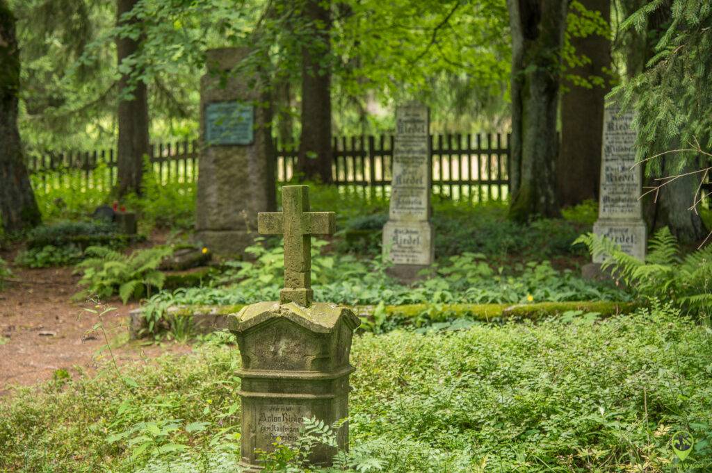Cmentarz hutników w Górach Izerskich, kamienne pomniki w Kristiánov.