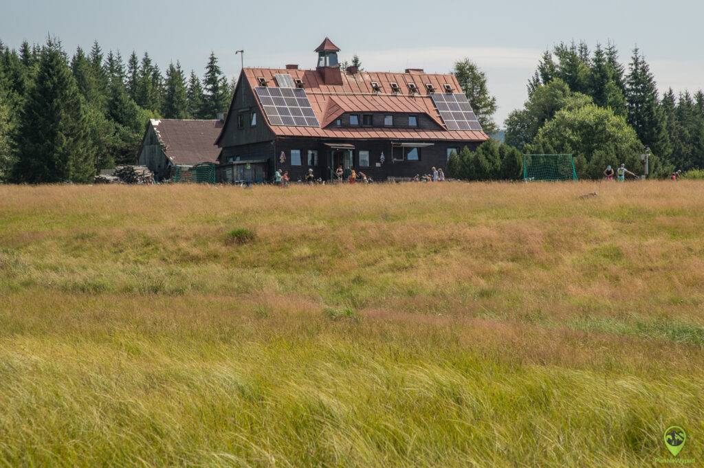 Chata Górzystów na polanie.