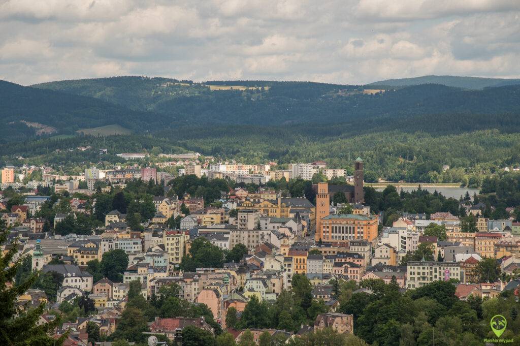 Jabłoniec nad Nysą widok na miasto i Góry Izerskie.