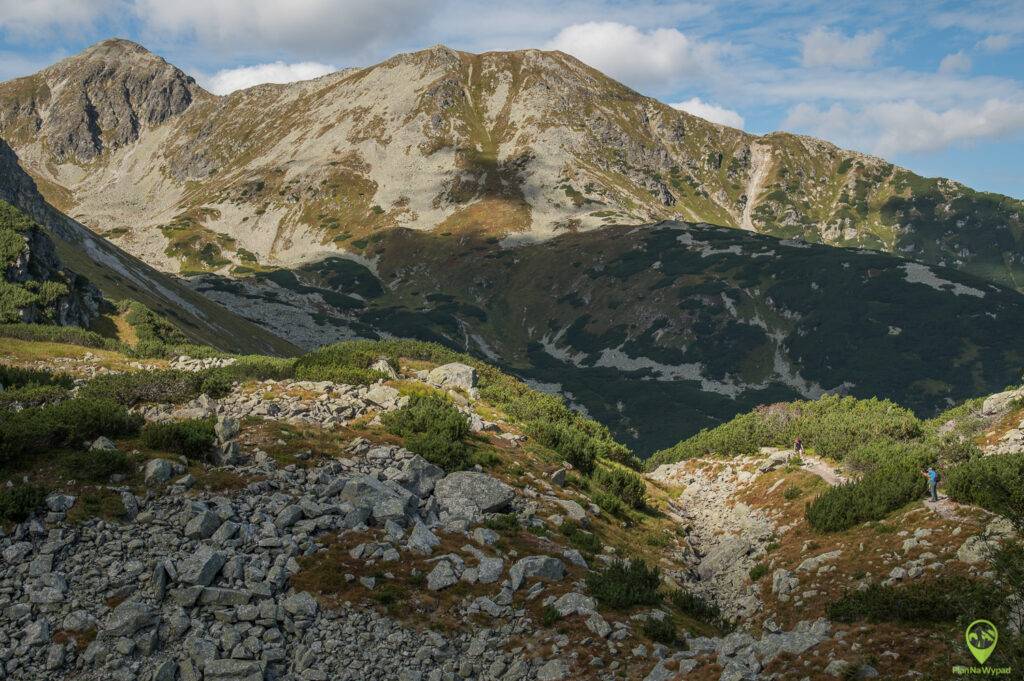 KAMIENISTA ŚCIEŻKA SZLAKU TURYSTYCZNEGO WOKÓŁ ROHACKICH STAWÓW Z WIDOKIEM NA TATRY.
