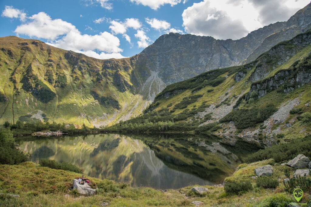 Dolny Rohacki Staw w Słowackich Tatrach Zachodnich z odbiciem szczytów w tafli wody.