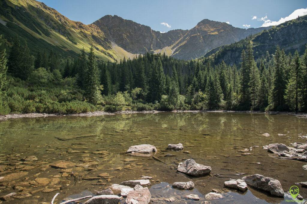 Schronisko Ťatliakova chata oraz małe jezioro Ťatliakowe pleso w Tatrach Zachodnich.