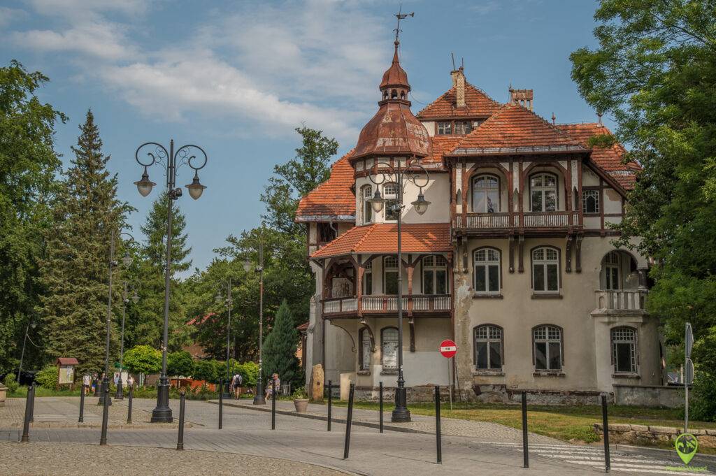Świeradów-Zdrój atrakcje: zabytkowa willa na deptaku.