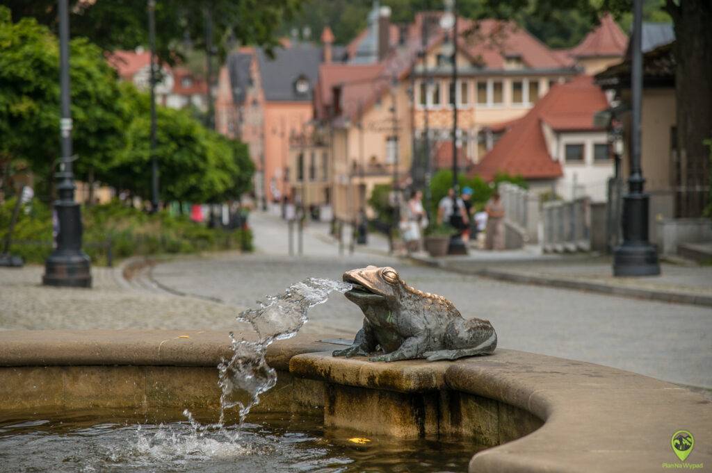 Świeradów-Zdrój fontanna żaba i deptak - Góry Izerskie atrakcje.