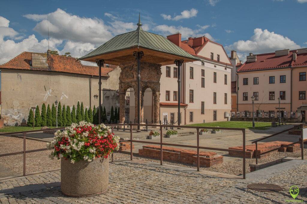Bima w Tarnowie w dzielnicy żydowskiej.