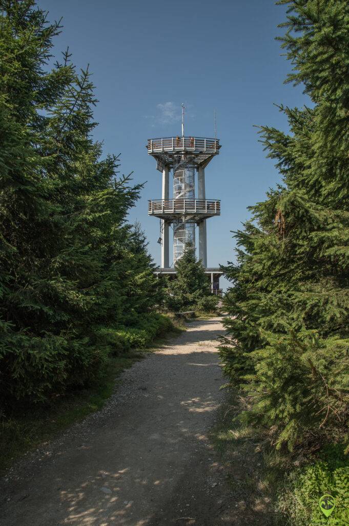 Góry Izerskie - wieża widokowa na szczycie Smrk - panoramiczne atrakcje.