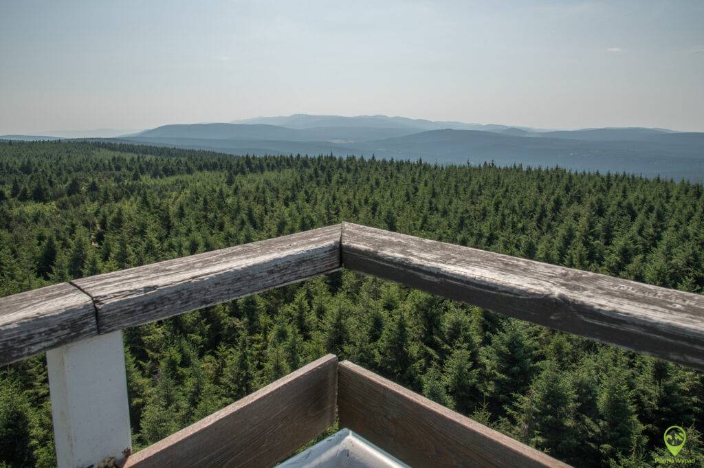 Widok z wieży Smrk na Karkonosze.