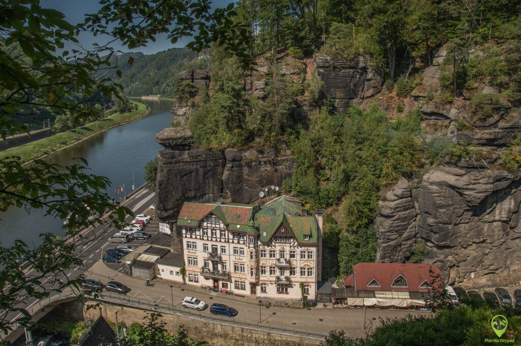 Punkt widokowy z kamienną loggią nad kanionem Łaby.