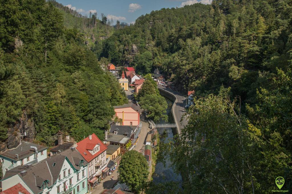 Punkt widokowy z kamienną loggią nad kanionem Łaby.