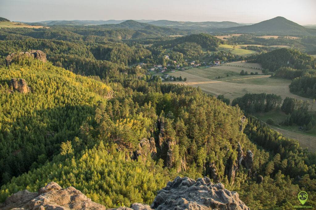 Panorama na punkcie widokowym Mariina vyhlidka w Jetrichovicach.