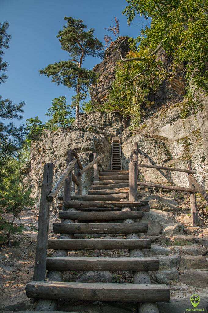Szlak na Szlak na Rudolfův kámen w Czeskiej Szwajcarii z drewnianym schronem na skale.