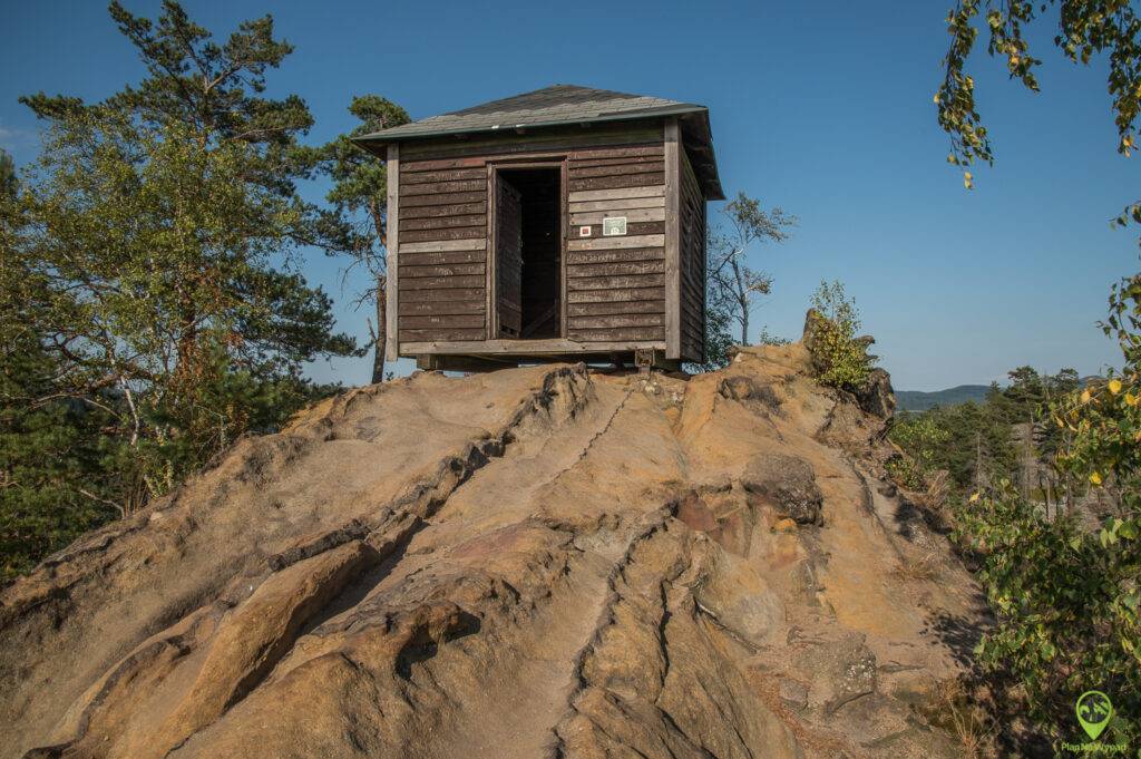 Szlak na Rudolfův kámen w Czeskiej Szwajcarii z drewnianym schronem na skale.