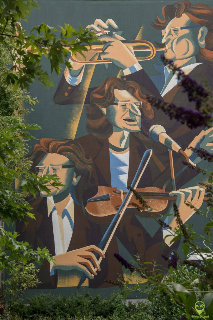 Mural Wodeckiego w przestrzeni miejskiej Opola.