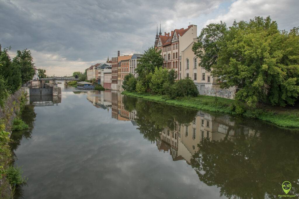 Kolorowe kamieniczki i kawiarniane ogródki - Opole atrakcje nad kanałem Młynówka.