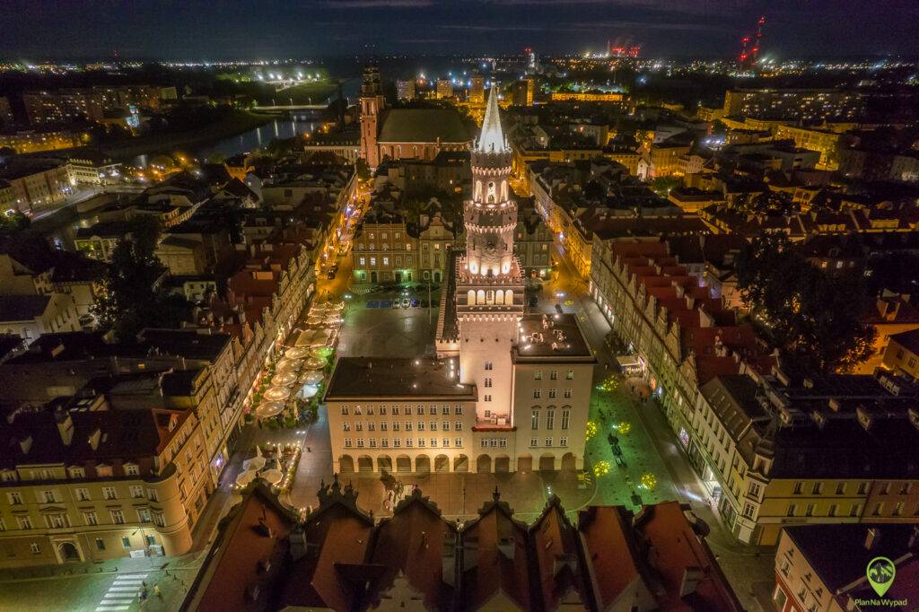 Opole nocą - widok na Rynek i jego atrakcje.