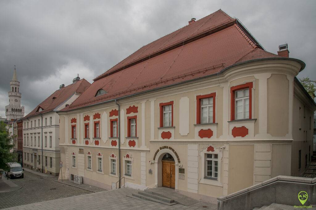 Zabytkowy gmach Muzeum Śląska Opolskiego od strony placu św. Sebastiana.