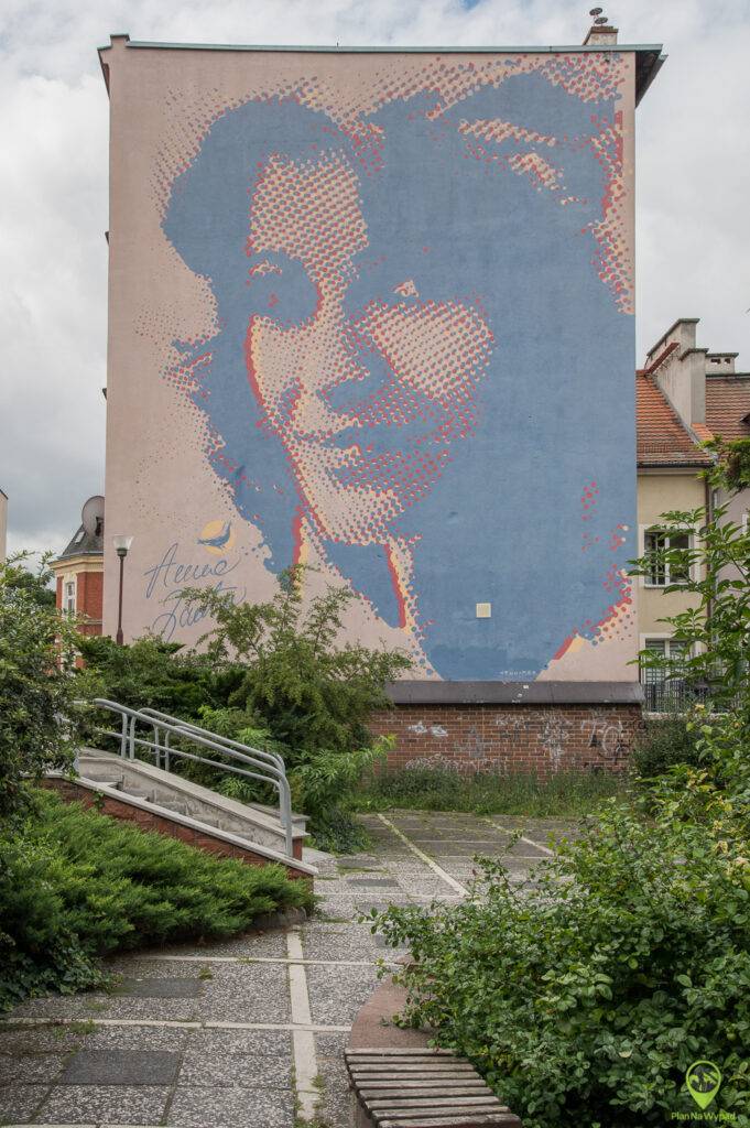 Wielkoformatowy mural Anny Jantar na ścianie opolskiej kamienicy - Opole atrakcje.