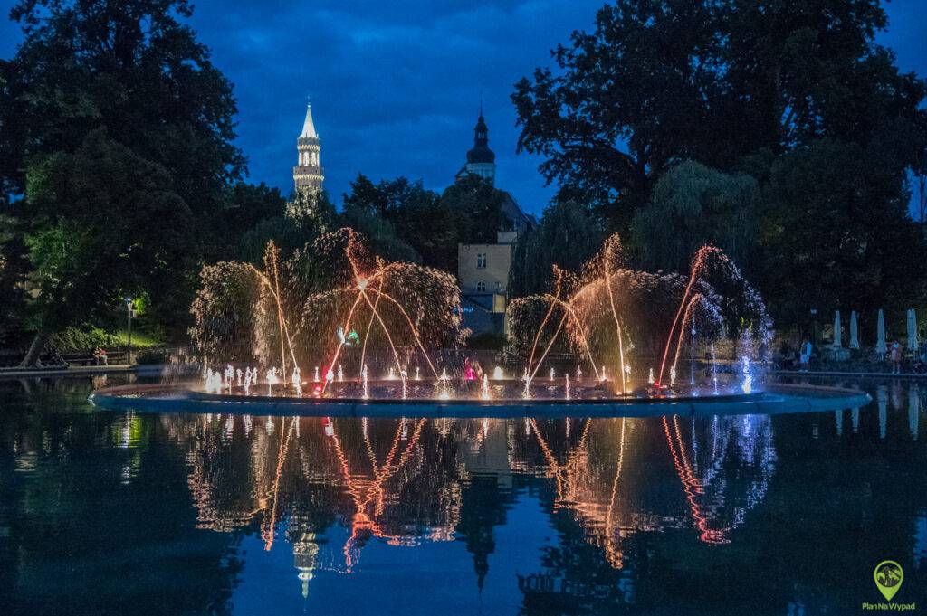 Wieczorny pokaz światła i muzyki festiwalowej na Stawie Zamkowym w Opolu.