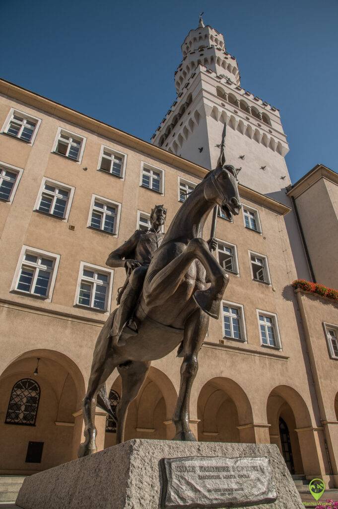 Zbliżenie na smukłą wieżę Ratusza w Opolu i detale architektoniczne - Opole atrakcje na weekend.